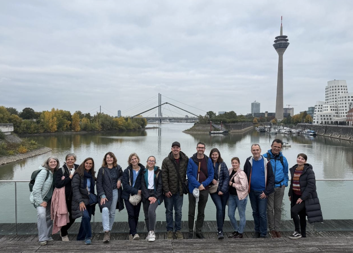 Teamfoto in Düsseldorf vor dem Fernsehturm